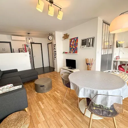 Le Couturier Parking And Balcony Eurexpo *